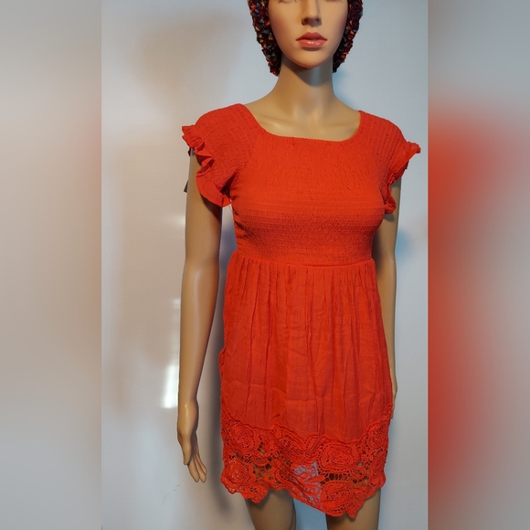 Statement Red: Icon Apparel's Vibrant Short-Sleeve Dress in Size M - Picture 3 of 16